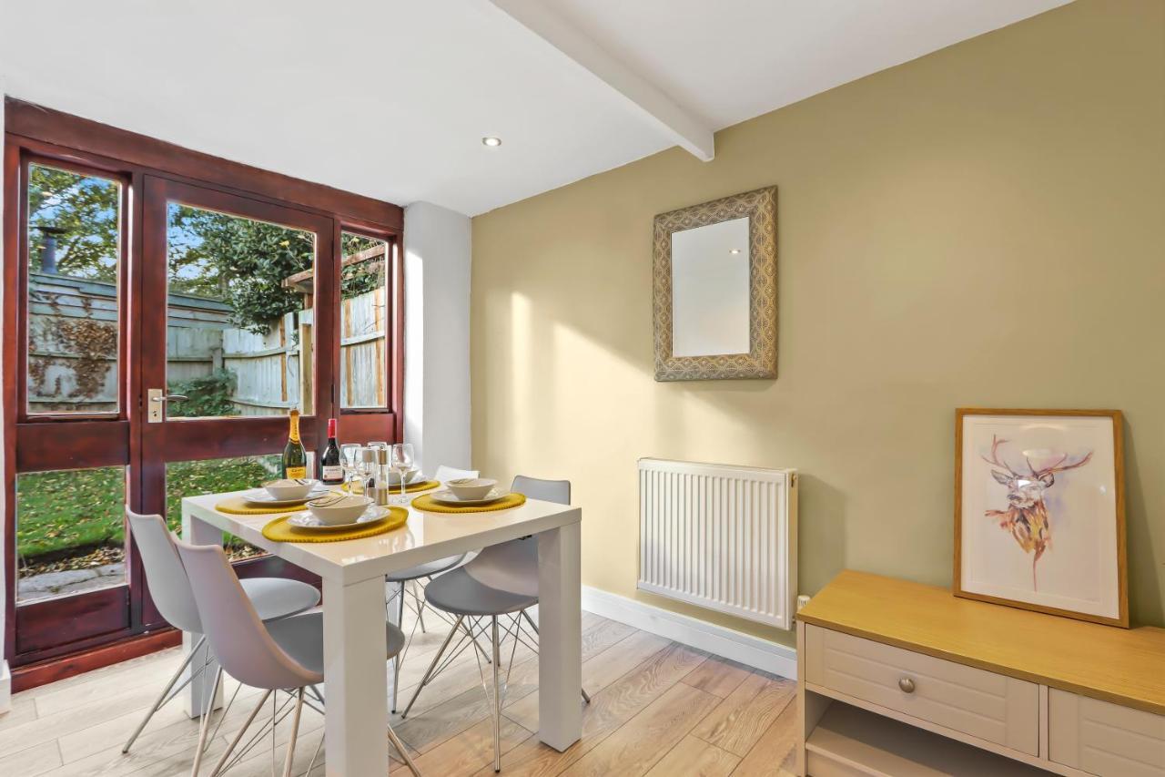 3 Bedroom Beautiful Home In The Heart Of Huntingdon, Bury Bury  Exteriör bild